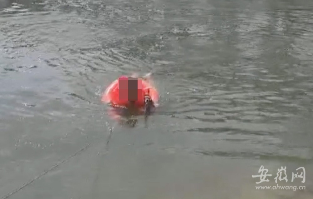 阜阳一男子钓鱼时落水被困水闸  警民携手救援上岸